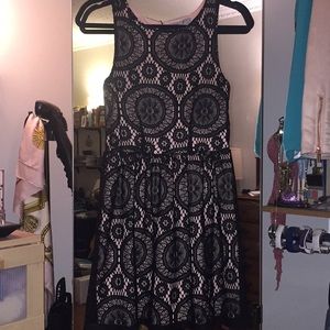 Sleeveless mini A-line lace dress